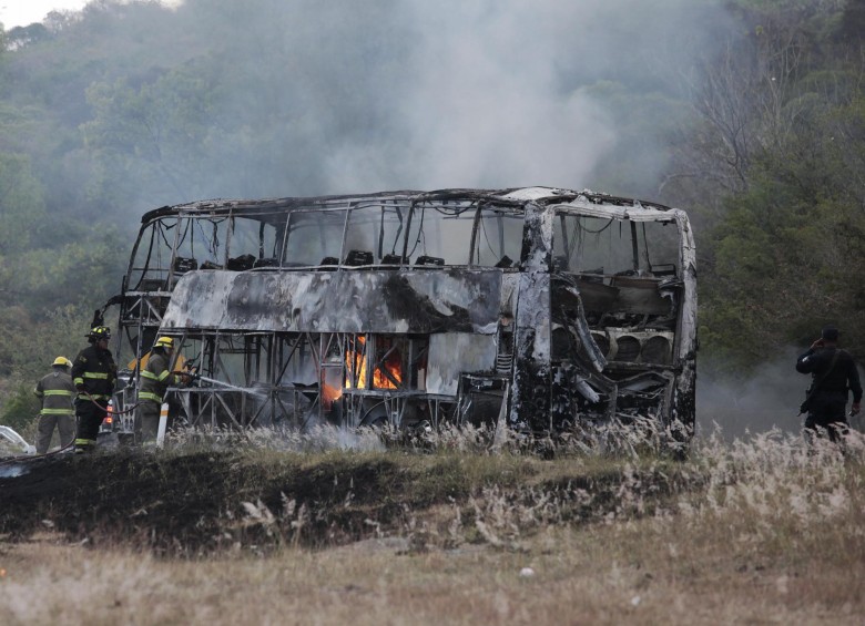 Siete muertos, un helicóptero militar derribado y decenas de carros quemados dejó como saldo los bloqueos de grupos narcos en México. FOTO AFP