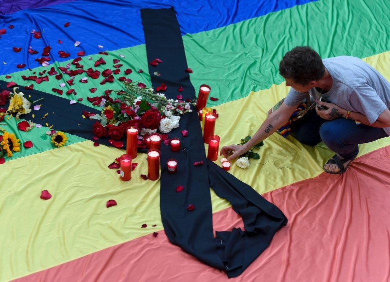 A las afueras de la discoteca Pulse de Orlando, los negocios están cerrados y ciudadanos y familiares de víctimas se han acercado a dejar flores, banderas y mensajes para los muertos. FOTO AFP