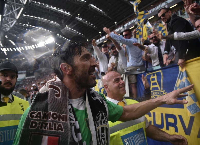 Cariño, afecto y respeto; exactamente lo que había pedido fue lo que los hinchas de Juventus le dieron a Gianluigi Buffon en el último juego con el equipo, en el que estuvo por espacio de 17 temporadas. FOTO AFP