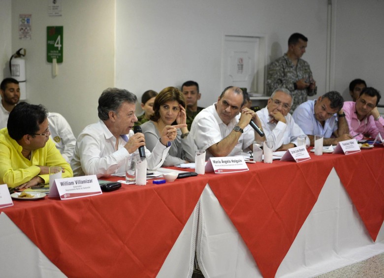El presidente Juan Manuel Santos se ha reunido en diferentes ocasiones con alcaldes y gobernadores para tratar el tema de la paz, algo que no es ilegal, de acuerdo a la Corte. FOTO colprensa 