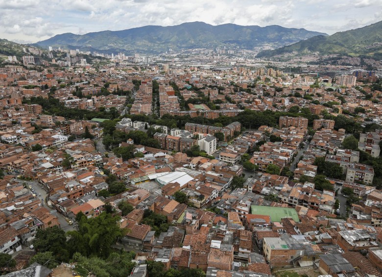 El crecimiento urbanístico del municipio de Envigado intenta ser controlado y regulado por el POT, el cual especifica las alturas permitidas para los nuevos edificios. FOTO julio césar herrera