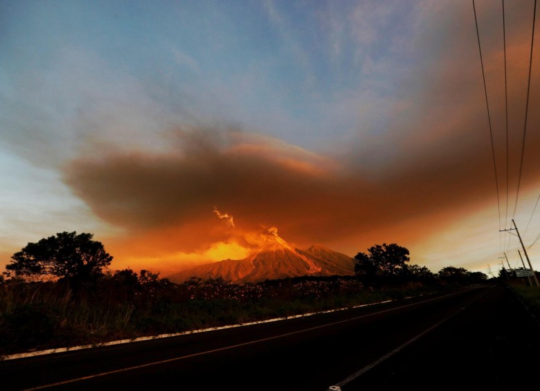 El 3 de junio, el volcán tuvo una potente erupción que provocó una avalancha de material ardiente que arrasó la comunidad San Miguel Los Lotes, dejando 194 muertos y 234 desaparecidos.