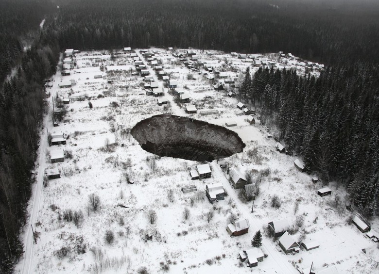 Una vista aérea del crater que tiene damnificadas a varias familias en Rusia. FOTO Reuters