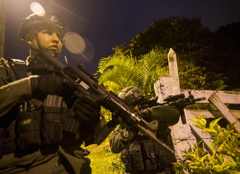 Un grupo de 320 uniformados desde la semana pasada refuerzan la seguridad en la comuna 13 de Medellín, occidente de la ciudad. Foto: Esteban Vanegas