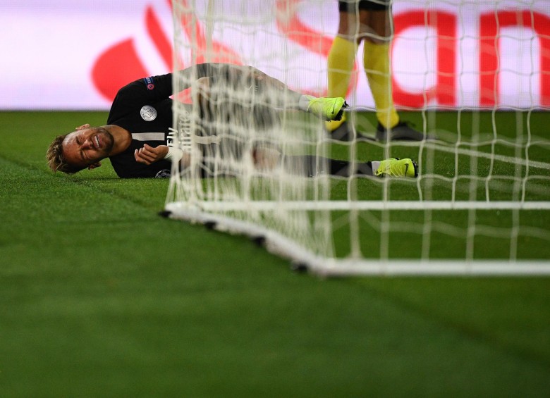 Neymar sufrió un fuerte golpe de parte de su compañero de equipo, Edison Cavani. FOTO AFP