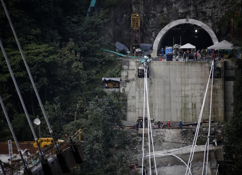 Además de las 10 víctimas fatales, ocho obreros resultaron heridos por el desplome del Puente Chirajara. FOTO Colprensa