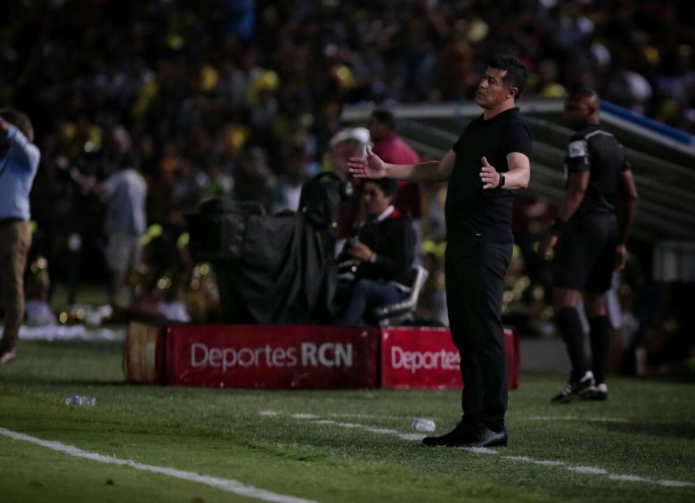 El técnico Jorge Almirón durante el duelo de ida de la final en Ibagué ante el Tolima. FOTO COLPRENSA