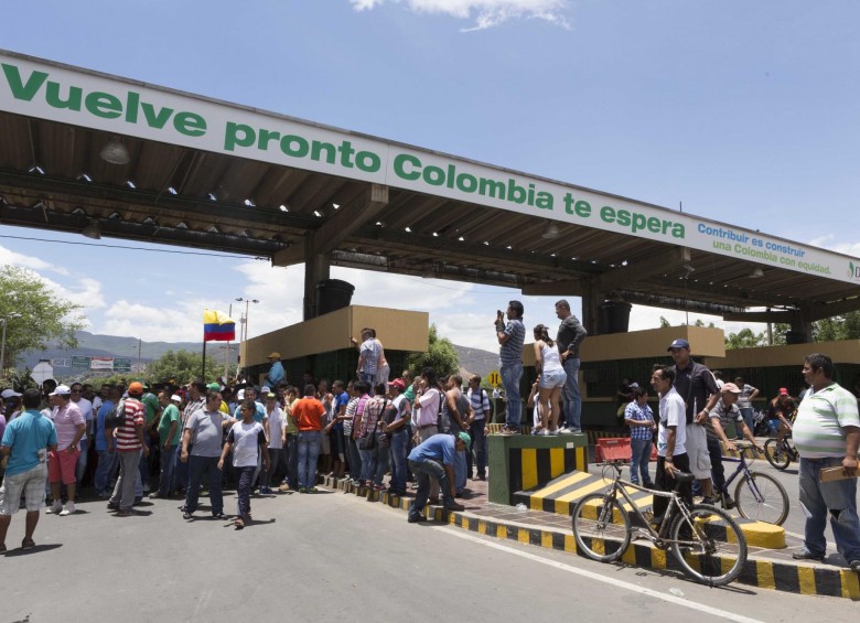 Un total de 407 vehículos cruzaron ayer la frontera colombo-venezolana en ambas direcciones. Esto no ocurría desde agosto de 2015, cuando el presidente Maduro cerró el paso. FOTO Colprensa