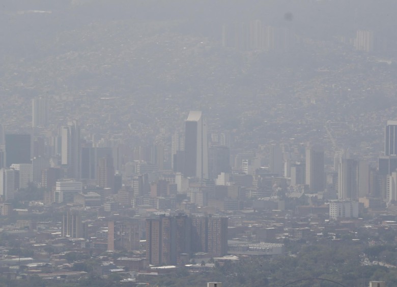 Así se veía Medellín a principios del mes de abril de 2018. FOTO: Robinson Sáenz