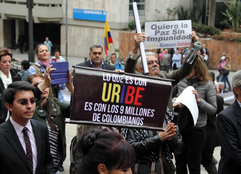 La diligencia de Uribe estuvo acompañada por un centenar de sus seguidores, lo que obligó a despelgar un importante operativo de seguridad en el Palacio de Justicia. FOTO COLPRENSA