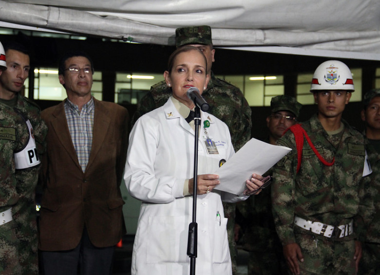 Lectura del parte médico por parte de la coronel Clara Galvis directora encargada del Hospital Militar. FOTO Colprensa