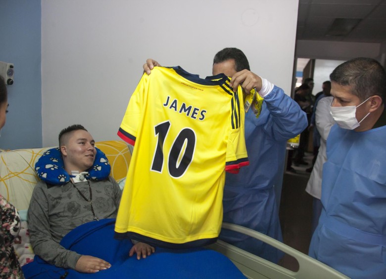 Además del saludo el patrullero recibió una camiseta de la Selección Colombia. FOTO CORTESÍA POLICÍA NACIONAL