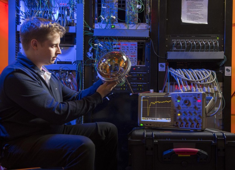 El investigador Adrien Hourleir trabajando en el detector MicroBooNE, en el experimento con los neutrinos cuyos resultados alientan la esperanza de una nueva partícula. FOTO R. Hahn/Fermi Lab
