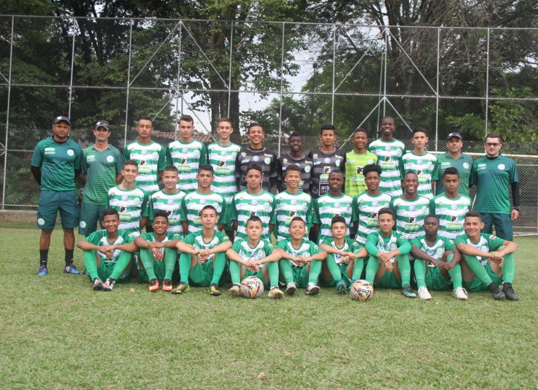 Selección Antioquia infantil masculina y Formas Íntimas femenina, representantes del país en Paraguay. FOTO cortesía LAF-Difútbol
