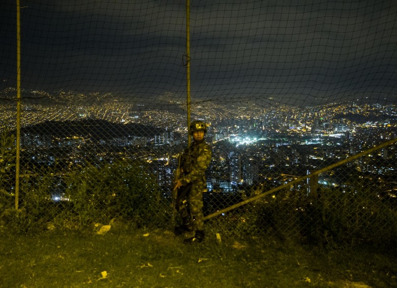 La Policía Militar del Ejército hace parte del grupo de hombres que se mueven para garantizar la seguridad de la zona. Foto: Esteban Vanegas