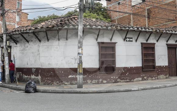 La morada de la pintora bellanita está ubicada en Bello, frente a la Choza de Marco Fidel Suárez. Allí reposaba gran parte de su obra hasta después de su muerte en 2005. Ahora la casa da evidentes señales del olvido que ha sufrido. FOTO RÓbinson sáenz