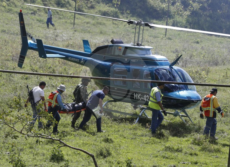Los cuerpos de los tres geólogos asesinados en Ochalí fueron evacuados en helicópteros civiles. FOTO MANUEL SALDARRIAGA