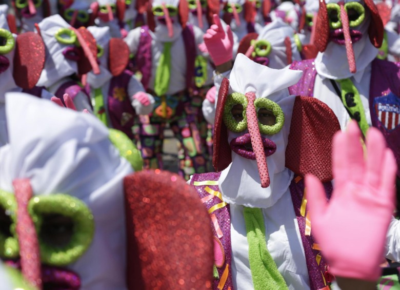 La vestimenta de las marimondas es una combinación de mono y elefante de coloridos traje y corbata, que con sus morisquetas y ademanes representan la alegría de la vida presente en el Carnaval de Barranquilla. FOTO EFE