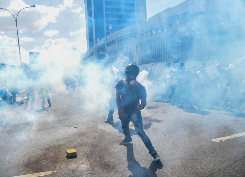 Más de 50 muertos han dejado estas semanas de disturbios en Venezuela y represión a las manifestaciones. FOTOS AFP, EFE Y REUTERS