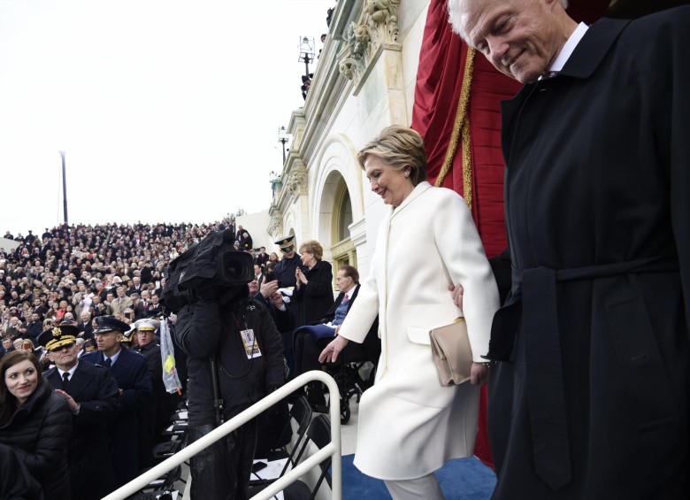 Hillary y el expresidente Bill Clinton asisten a la ceremonia. FOTO AFP