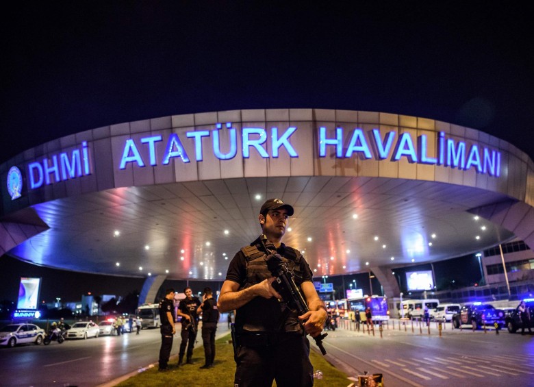 Turquía ha redoblado la seguridad en sus aeropuertos y fronteras terrestres. FOTO AFP