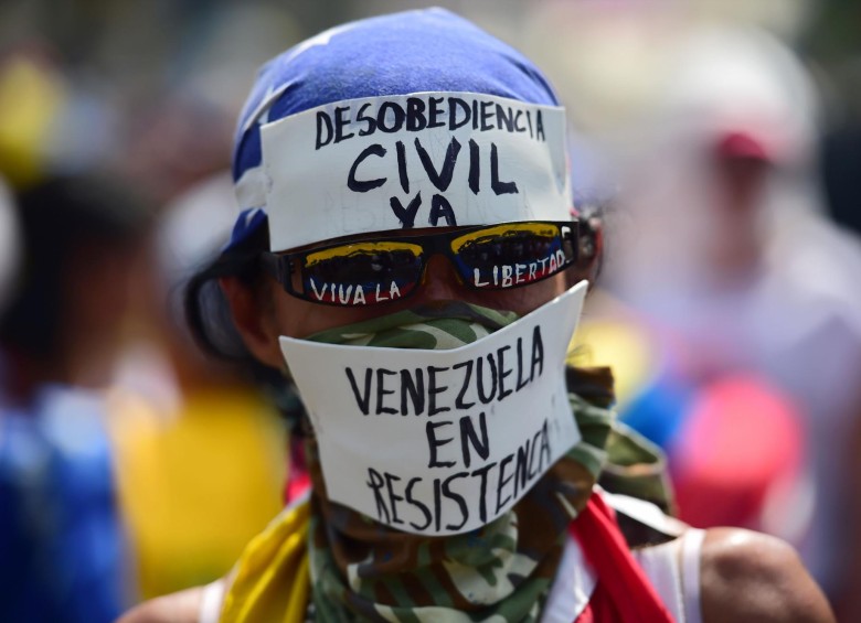 Los opositores, convocados por la Mesa de la Unidad Democrática (MUD), marchan desde 26 puntos de Caracas con destino a la Defensoría del Pueblo. FOTO AFP
