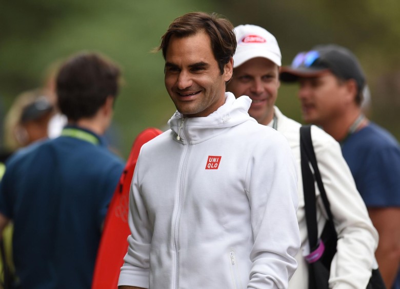 Federer bromeó sobre lo que puede ocurrir el domingo cuando las finales de Wimbledon y el Mundial coincidan a la misma hora. FOTO: AFP