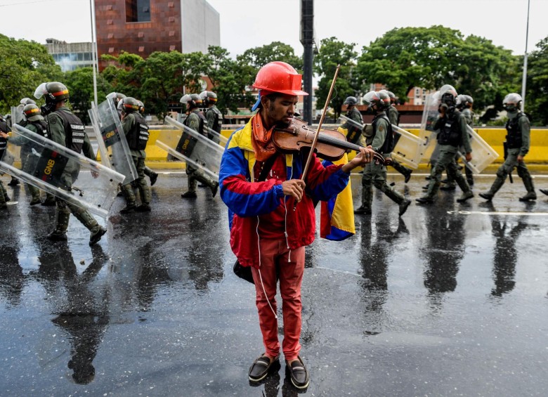 Detienen el emblemático violinista de las protestas en Venezuela 