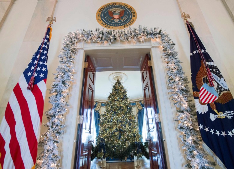 “¡La decoración está lista! ¡La Casa Blanca está preparada para celebrar! Deseándoles una feliz Navidad y una alegre temporada de vacaciones”, agregó Melania en Twitter. FOTO AFP