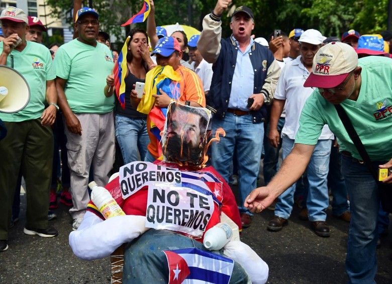Varios de los lugares a los que fueron convocados los antichavistas rozaron con la convocatoria hecha por el chavismo a sus partidarios. FOTO AFP