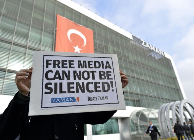 Centenares de personas se reunieron ante la sede de Zaman en Estambul para protestar por las detenciones, coreando entre otros lemas el de “La prensa libre no podrá ser acallada”. FOTO ap