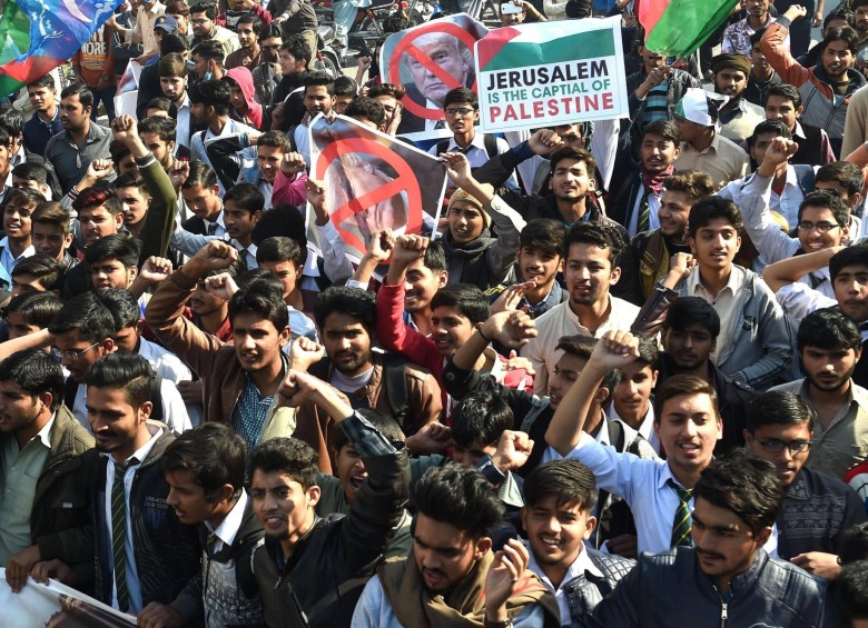 Frente al consulado de Estados Unidos, en Paquistán, protestaron cientos de manifestantes en contra de la decisión de Donald Trump según la cual Jerusalén es la capital de Israel. La escena se repitió en las principales ciudades de Oriente próximo. FOTO EfE 