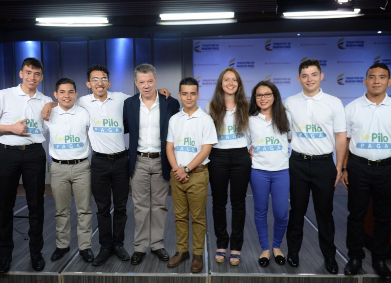 El presidente Juan Manuel Santos, en el lanzamiento de la cuarta convocatoria de Ser Pilo Paga, acompañado de algunos de los beneficiarios. FOTO Cortesía Presidencia
