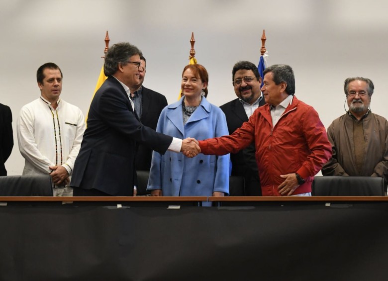 Como símbolo de reinicio de los diálogos estrecharon sus manos Gustavo Bell (izquierda) y Pablo Beltrán. FOTO cortesía gobierno 
