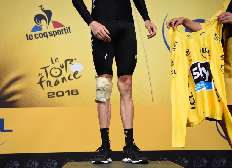 El británico subió al podio con una bolsa de hielo en su pierna derecha. FOTOs Reuters y AP