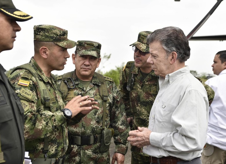 El presidente Santos dialogó en Caucasia con los mandos del Ejército en el Bajo Cauca, donde le dieron a conocer la forma como la tropa ocupa espacios que dejaron las Farc. FOTO Presidencia 