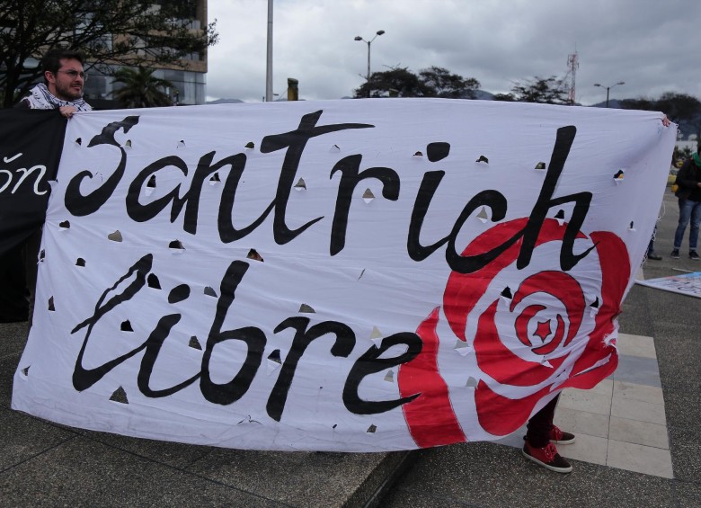 Simpatizantes de Farc y amigos de Santrich han realizado plantones para exigir la libertad del exguerrillero. FOTO colprensa