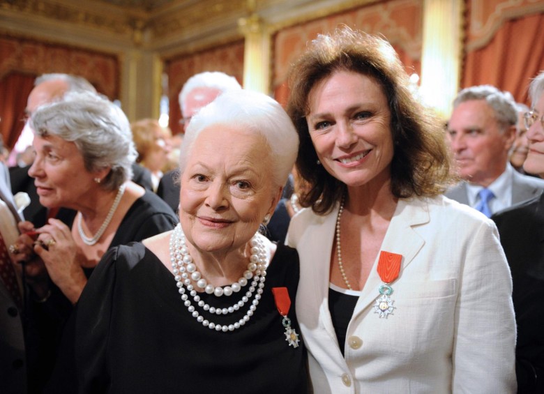 Esta foto fue tomada en septiembre de 2010, Olivia de Havilland a la izquierda posa con la también actriz Jacqueline Bisset en un evento en París. FOTO AFP