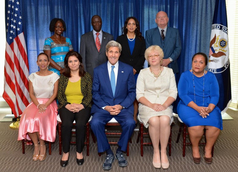 Un reto de Betty Pedraza es visibilizar el delito. Ella (primera a la izquierda sentada) recibió el premio en Washington, junto a 7 personas de otros países por la lucha contra el tráfico de personas. FOTO cortesía