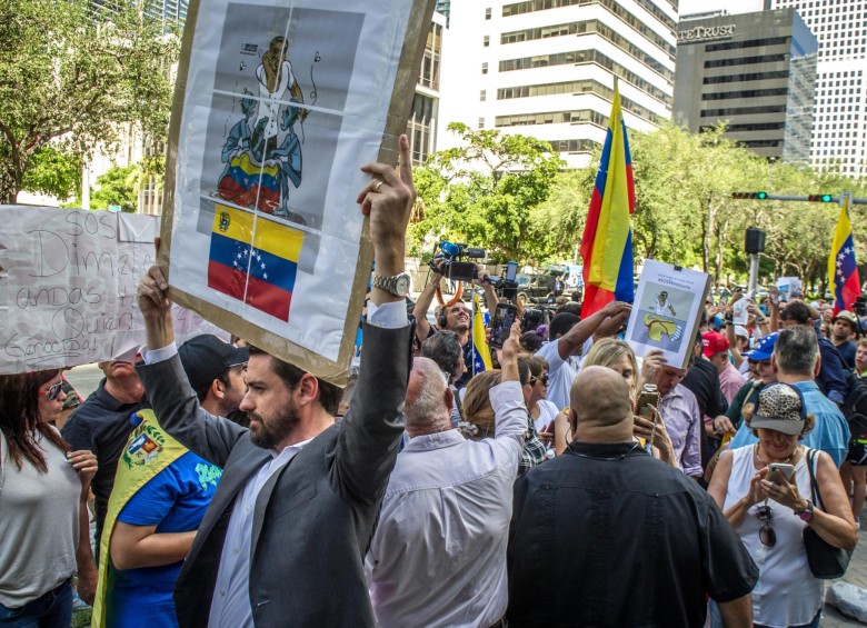 Venezolanos protestan contra restaurante en Miami de Salt Bae
