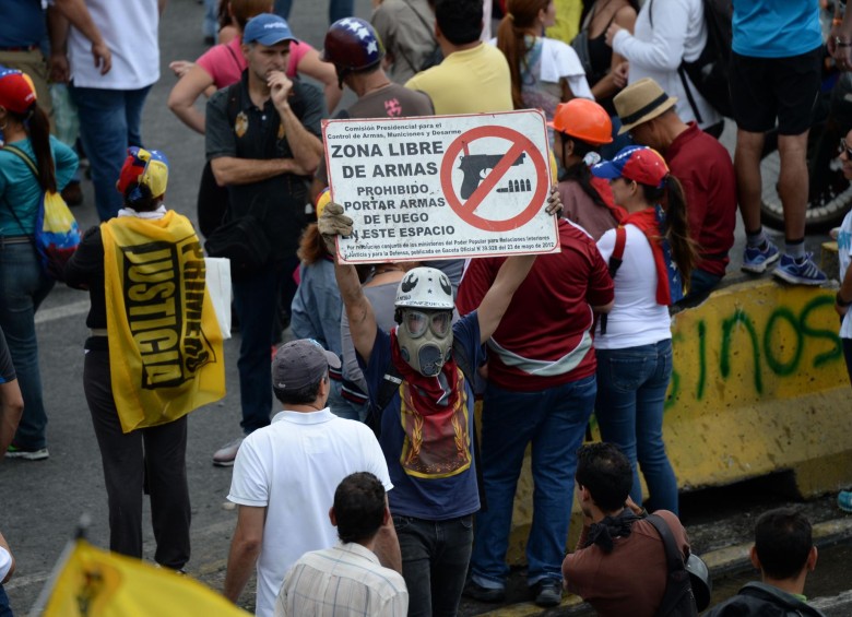 Con esta protesta el mensaje para las Fuerza Armada Nacional Bolivariana es que bajen sus armas y protejan al pueblo. FOTO: AFP