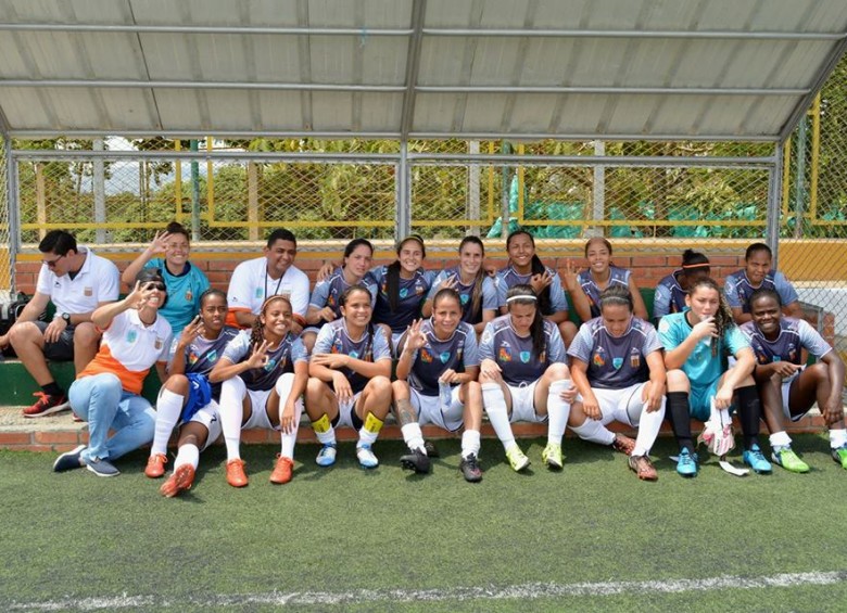 Jugadoras del club Formas Íntimas de Envigado descansando tras su exitoso debut en la Liga Águila Femenina 2017. FOTO Tomada de la cuenta de Facebook Club Deportivo Formas Íntimas