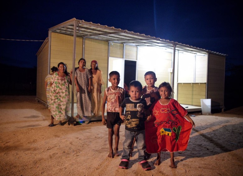 Las comunidades de la Alta Guajira ahora pueden ver televisión y hacer llamadas, gracias a los paneles solares que instaló el Fondo Adaptación. FOTO: Cortesía