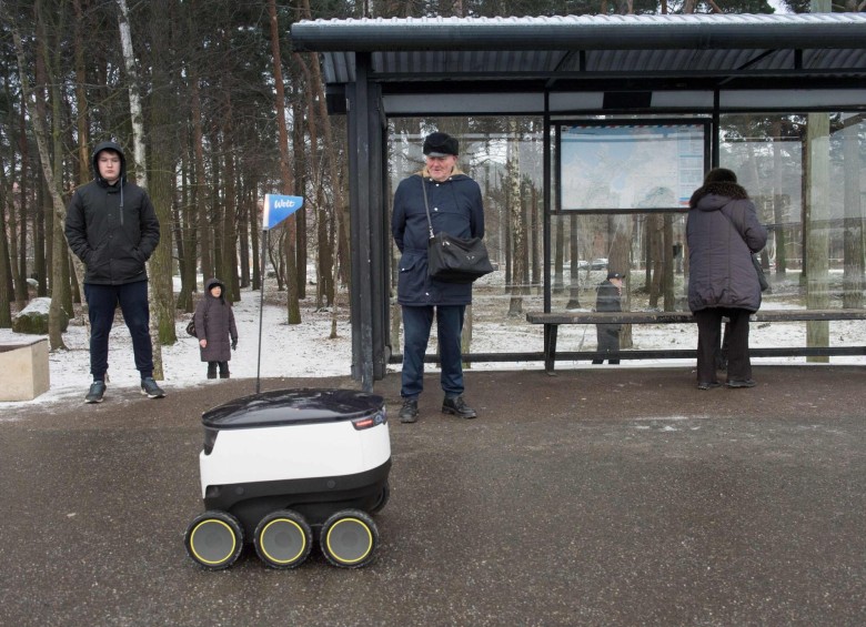 Robot lleva domicilios, habla con personas y sabe cruzar la calle