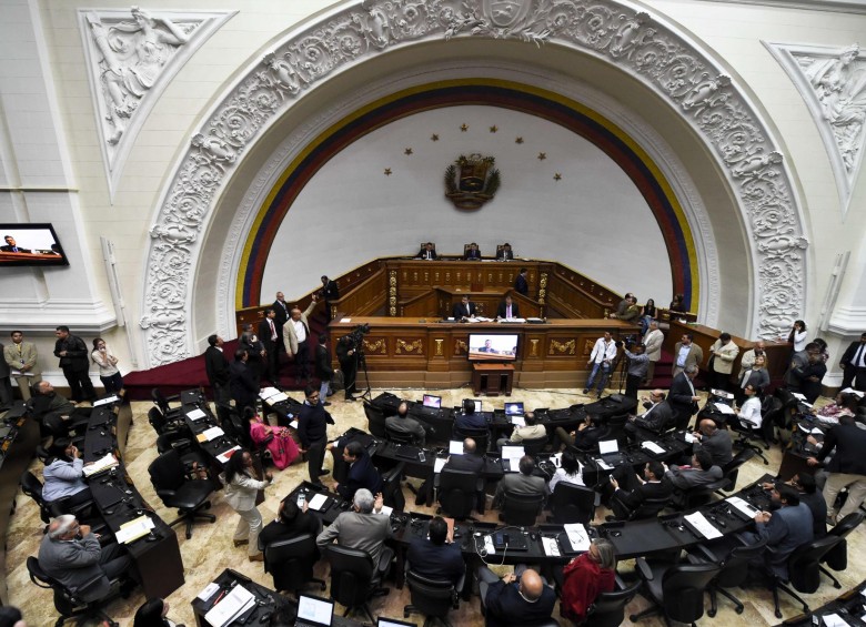 La Asamblea Nacional sesionó normalmente ayer, a pesar de las protestas chavistas realizadas alrededor del recinto del Legislativo. La idea opositora era romper los obstáculos. FOTO afp