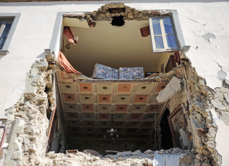 El movimiento telúrico de magnitud 6 se produjo a las 3:36 de la madrugada (0136 GMT) y se sintió a lo largo de una amplia sección del centro de Italia. En la imagen una de las casas destruidas en la ciudad de Accumoli. FOTO AFP
