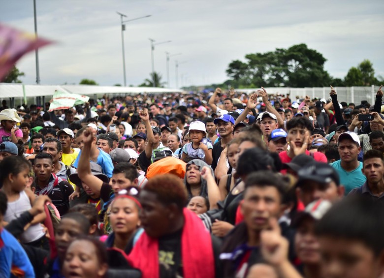 Miles de migrantes hondureños, que salieron en caravana de su país con destino a Estados Unidos, viven una tensa espera en el puente fronterizo entre México y Guatemala. EFE