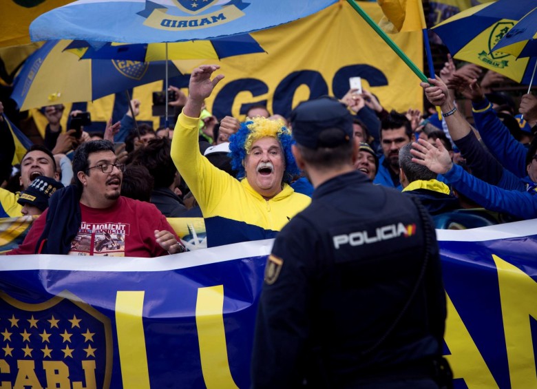 Con camisetas, banderolas y bufandas azules y doradas, el ruidoso grupo de hinchas fue saludado por varios miembros del plantel como Carlos Tévez, Ramón “Wanchope” Ábila o Darío Benedetto. FOTO EFE