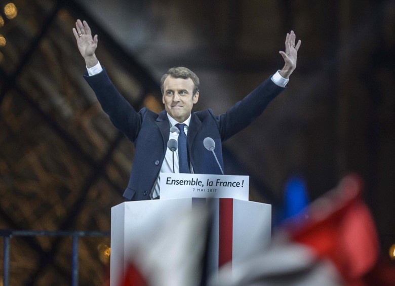 Con 39 años, Emmanuel Macron se convierte en el presidente más joven de la V República. encarnando un aire fresco en la política de su país, que le llevó a ganarle con una amplia diferencia a su rival, Marine Le Pen. FOTO EFE