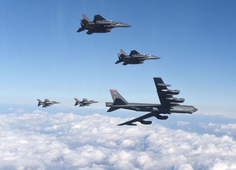 El avión estuvo escoltado por dos cazas surcoreanos F-15K y dos cazas estadounidenses F-16. FOTO AFP